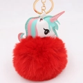 Dettaglio pompon in pelliccia sintetica rossa e unicorno bianco su portachiavi - Rosso