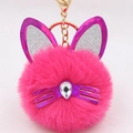 Detail van pluche kattenhanger met magenta imitatiebont en paarse lovertjes oren - Rozerood