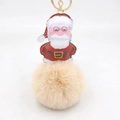 Dettaglio del portachiavi di Babbo Natale con pompon in ecopelliccia e gancio dorato - Portachiavi d'Oro / Colore carne