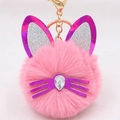 Detailopname van roze pluche kattenhanger met glitteroren en kristallen accent - Dieproze