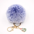 Détail de la boule de fourrure lavande avec crochet doré et pendentif sapin de Noël émaillé - Double Bleu