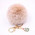 Vue détaillée du porte-clés pompon en fausse fourrure beige avec pendentif sapin de Noël - Khaki mélangé