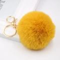 Nahaufnahme gelber 8cm Kunstkaninchenfell Schlüsselanhänger mit goldenem Karabinerhaken - Orange