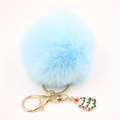 Vue détaillée du porte-clés pompon bleu clair avec pendentif festif d'arbre de Noël - Bleu clair