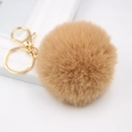 Nahaufnahme von 8cm kamelfarbenem Kunstkaninchenfell-Bommel mit goldenem Metall-Schlüsselring - Khaki