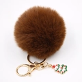 Vue détaillée du porte-clés pompon marron avec fermoir doré et pendentif sapin de Noël vert - Marron