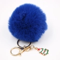 Vue détaillée d'un porte-clés en fausse fourrure bleu marine avec breloque sapin de Noël - Bleu Saphir