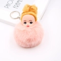 Détail de porte-clés pompon rose en fausse fourrure avec tête de poupée mignonne - Rose
