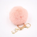 Détail d'un porte-clés pompon rose en fausse fourrure avec un pendentif licorne arc-en-ciel - Porte-clés Licorne / Rose