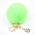 Détail du porte-clés pompon vert en fausse fourrure avec breloque sapin de Noël dorée - Vert Fluorescent