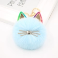 Süßer hellblauer Katzen-Pompon-Schlüsselanhänger mit goldenen Ohren und Herznase - Katze mit farbigen Ohren / Hellblau
