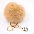 Détail du porte-clés pompon en fausse fourrure beige avec fermoir doré et charme de Noël - Khaki