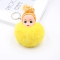 Vue détaillée du porte-clés pompon en peluche jaune avec breloque tête de poupée mignonne - Jaune