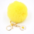 Porte-clés boule en peluche jaune avec breloque marguerite blanche et attache dorée chic - Jaune