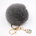 Détail du porte-clés pompon gris en fausse fourrure avec pendentif sapin de Noël vert - Gris foncé