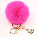 Porte-clés pompon en fausse fourrure rose vif avec un charme d'arbre de Noël festif - Rose rouge