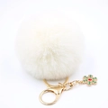 Détail d'un porte-clés pompon blanc avec pendentif festif de flocon de neige de Noël - Blanc Cassé
