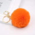 Detailansicht von 8cm leuchtend orangefarbenem Webpelz-Bommel mit goldenem Metallverschluss - Orange