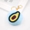 Süßer hellblauer Plüsch-Avocado-Bommel-Schlüsselanhänger mit goldenem Ring vor weißem Rahmen - Goldener Schlüsselanhänger / Hellblau-Avocado