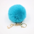 Détail du porte-clés pompon en fausse fourrure bleu ciel avec breloque licorne dorée - Porte-clés Licorne / Bleu lac
