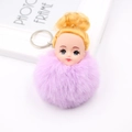 Détail d'un porte-clés boule en peluche avec tête de poupée aux cheveux dorés et anneau - Violet Taro