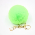 Détail du porte-clés pompon vert néon en fausse fourrure avec breloque licorne en or - Porte-clés Licorne / Vert Fluorescent