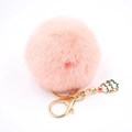 Détail du porte-clés en fourrure rose avec un petit pendentif festif en forme de sapin - Rose