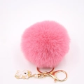 Détail d'un pompon en peluche rose avec fermoir doré et pendentif licorne élégant - Porte-clés Licorne / Rose foncé