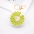 Gros plan sur le porte-clés pompon blanc avec broderie marguerite et fermoir doré - Porte-clés Doré / Blanc Cassé-Marguerite Verte