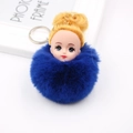 Détail du porte-clés poupée avec pompon en fourrure bleu foncé et coiffure chignon doré - Bleu Saphir