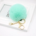 Détail du porte-clés pompon en fourrure vert menthe avec fermoir doré et perle blanche - Vert Menthe