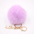 Détail d'un porte-clés moelleux violet avec fermoir doré et charm de licorne colorée - Porte-clés Licorne / Violet Taro