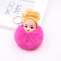 Détail du porte-clés pompon rose avec tête de poupée blonde et anneau en métal argenté - Rouge Rose