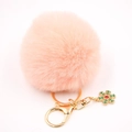 Détail du porte-clés pompon en fourrure rose avec pendentif flocon de neige doré - Rose Coréen