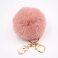 Détail du porte-clés pompon rose avec fermoir doré et pendentif licorne coloré - Porte-clés Licorne / Vieux rose