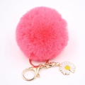 Détail macro du porte-clés pompon en fausse fourrure rose vif avec fermoir doré et marguerite - Rouge pastèque