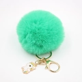 Détail d'un pompon en fausse fourrure vert menthe avec fermoir doré et pendentif licorne - Porte-clés Licorne / Vert Herbe