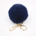 Détail d'un pompon en fausse fourrure bleu foncé avec pendentif licorne émaillé et fermoir - Porte-clés Licorne / Bleu Marine