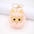 Detailopname van roze faux fur uil sleutelhanger met gouden glitter en metalen haak - Gouden Sleutelhanger / Roze