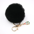 Détail d'un porte-clés pompon noir en fausse fourrure avec charm sapin de Noël vert - Noir