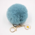 Porte-clés pompon bleu en fausse fourrure avec breloque marguerite et attaches dorées - Bleu sarcelle