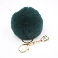 Détail d'un porte-clés sapin de Noël avec pompon vert duveteux et fermoir doré - Vert Foncé