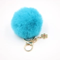 Détail du porte-clés pompon bleu avec flocon de neige doré et fermoir mousqueton - Bleu lac