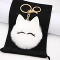 Lindo llavero de gato de peluche blanco con pompón suave y cierre de mosquetón de metal oro - Estilo Gato Ojos Cerrados / Blanco