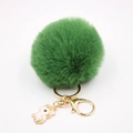 Détail d'un porte-clés pompon vert en fausse fourrure avec breloque licorne et fermoir doré - Porte-clés Licorne / Vert Militaire