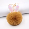 Dettaglio portachiavi a orecchie di coniglio in peluche con finitura olografica e chiusura - Portachiavi d'Oro / Caffè