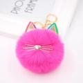 Süßer hellrosa Plüsch Katzen-Pompon-Schlüsselanhänger mit bunten Ohren und Goldclip - Katze mit farbigen Ohren / Fuchsia