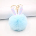 Dettaglio del portachiavi a coniglio in peluche blu con orecchie olografiche e gancio d'oro - Portachiavi d'Oro / Azzurro