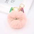 Rosa flauschiger Katzen-Pompon-Schlüsselanhänger mit goldenen Ohren und Herznase - Katze mit farbigen Ohren / Rosa