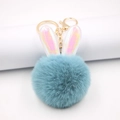 Dettaglio portachiavi a forma di coniglio in peluche blu con orecchie e gancio dorato - Portachiavi d'Oro / Blu-Verde